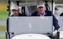 Tổng thống Trump ung dung chơi golf, lái xe trên đồi cỏ cuối tuần