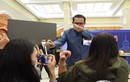 Thủ tướng Thái phun dung dịch sát khuẩn vào mặt phóng viên