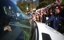 Xe chở tổng thống Argentina bị ném đá