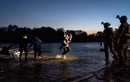 Cảnh di dân mạo hiểm vượt sông vào Mỹ giữa đêm tối