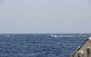 Bị loạt xuồng Iran áp sát, tàu Mỹ nổ hàng chục phát súng cảnh báo