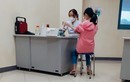 Thừa Thiên Huế: Phụ huynh phản ánh con bị tiêm cùng lúc 2 mũi vắc xin COVID-19