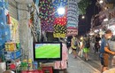 Người dân phố cổ Hà Nội bê tivi ra vỉa hè xem World Cup