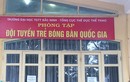 Huấn luyện viên quốc gia đánh VĐV tuyển trẻ bóng bàn