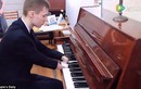 Nghị lực phi thường để thành thần đồng piano của thiếu niên không có ngón tay