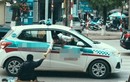 Khoảnh khắc kỳ lạ của cô gái trên xe taxi với người dưới đường