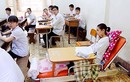 Ảnh: Nữ sinh đi thi bằng xe cứu thương, ngồi giường bệnh làm bài