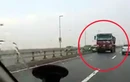 Phát hoảng tài xế phóng xe tải ngược chiều trên cầu Nhật Tân