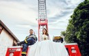 Cô dâu leo thang, đu dây chụp ảnh cưới với lính cứu hỏa
