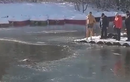 Nhảy xuống hồ đóng băng âm 5 độ C cứu chú chó nhỏ