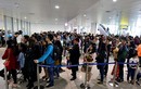 Sân bay Nội Bài chật cứng hành khách từ nước ngoài về ăn Tết