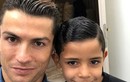 Tại sao Ronaldo lại đeo mặt nạ quỷ tới trường quý tử