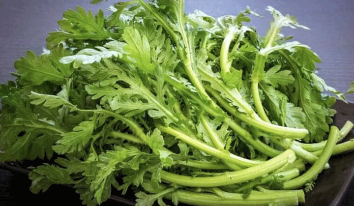Rau cải cúc ngon bổ rẻ nhưng ai không nên ăn?