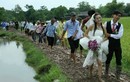Chú rể đi ủng, cô dâu chân trần lội bùn trong ngày cưới