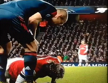 Robben nhổ nước bọt vào Bacary Sagna gây phẫn nộ