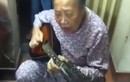 Cụ bà ôm đàn guitar hát một cách hào hùng