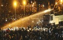 Cảnh sát dùng vòi rồng giải tán người biểu tình