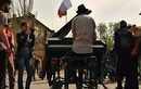 Dùng tiếng đàn piano để trấn an người biểu tình