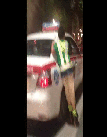 Nam thanh niên bám nhờ taxi trượt patin trên đường HN