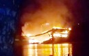 12 ngư dân trên tàu cá bốc cháy dữ dội giữa biển đã được cứu
