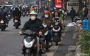 Giờ cao điểm ở Hà Nội, xe máy vô tư đi ngược chiều