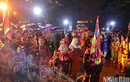 Hàng nghìn du khách đội mưa, trắng đêm dự lễ khai ấn đền Trần