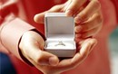 Cô gái sốc khi phát hiện ra bí mật chiếc nhẫn đính hôn
