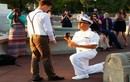 Loạt ảnh cầu hôn gây bão của chàng gay lính hải quân 