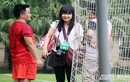 Nữ phóng viên Nhật xinh đẹp đến xem U19 VN tập luyện
