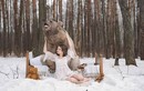 Gái trẻ bạo gan tạo dáng thân mật với gấu giữa rừng