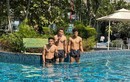 Vừa đến Thái Lan, U23 Việt Nam khoe body khiền fan nữ "hú hét"