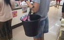 Túi nilon bị cấm, người Thái Lan mang xe thồ, xô, chậu để đi siêu thị