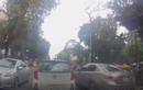 Video: Ô tô ngang nhiên đi vào đường ngược chiều, gặp ngay chốt CSGT
