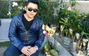 Quang Lê ngồi lên mộ cố nhạc sĩ gây bức xúc