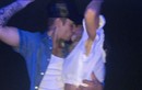 Justin Bieber tung ảnh hôn chân dài Hailey Baldwin đắm đuối