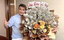 Đàm Vĩnh Hưng được tặng bó hoa tiền “khủng“