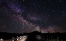 Ảnh đẹp ấn tượng thiên hà Milky Way ngả mình trên cầu