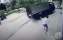 Video: Nữ tài xế tập lái xe tải đâm vào hai em nhỏ