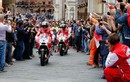 Xế đua MotoGP của đội Ducati “quậy tung” đường phố Ý