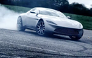 Aston Martin DB10 của James Bond trổ tài “vẽ” trên đường băng