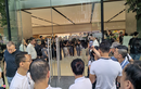 Bát nháo sang tay iPhone 11 trước cửa Apple Store