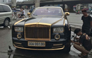 Rolls-Royce Phantom mạ vàng tiền tỷ sửa dưới lề đường Hà Nội