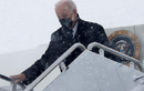 Ông Biden gần như bị gió 'thổi bay' vì bão tuyết mạnh bất thường