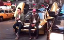 Youtuber đỗ BMW i8 mạ vàng giữa đường chụp ảnh…bị đập vỡ kính