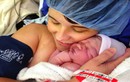 Video: Rơi nước mắt khoảnh khắc em bé tự chui ra bụng mẹ trong ca sinh mổ