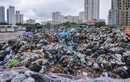 Núi rác ùn ứ bốc mùi nồng nặc trên đường phố Hà Nội
