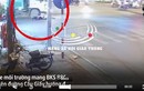 Video: Xe môi trường tông 2 nữ sinh đi xe máy, 1 người thương nặng