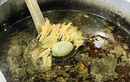 Món bún nổi tiếng nước dùng đen sệt, bốc mùi thum thủm ở Gia Lai