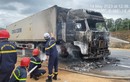 Hiện trường xe container bốc cháy ngùn ngụt trên cao tốc Cam Lộ - La Sơn 
