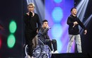 Yanbi bị gãy xương đùi, ngồi xe lăn đi thi The X-Factor